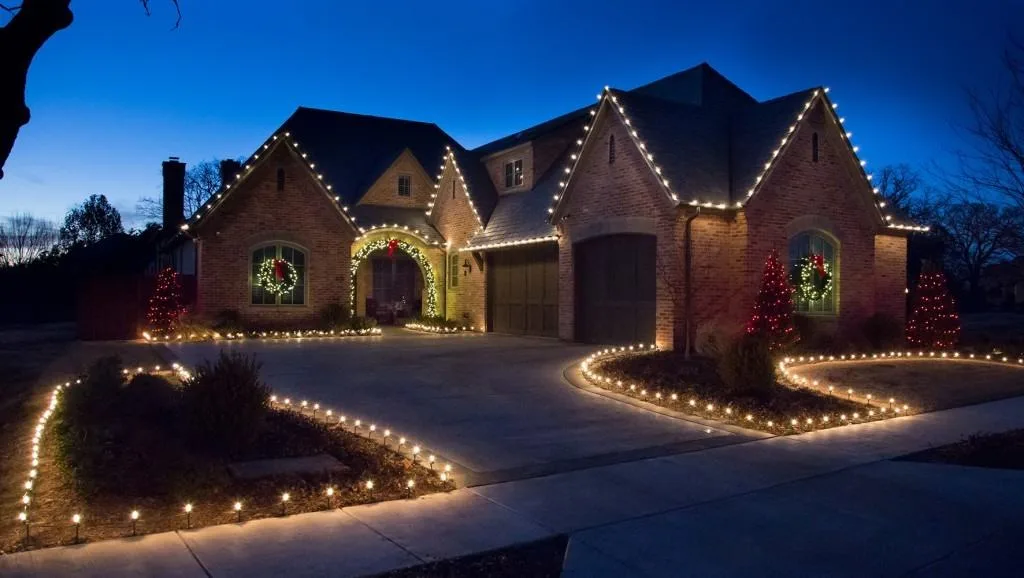 DO YOU LOVE TO HANG CHRISTMAS LIGHTS?