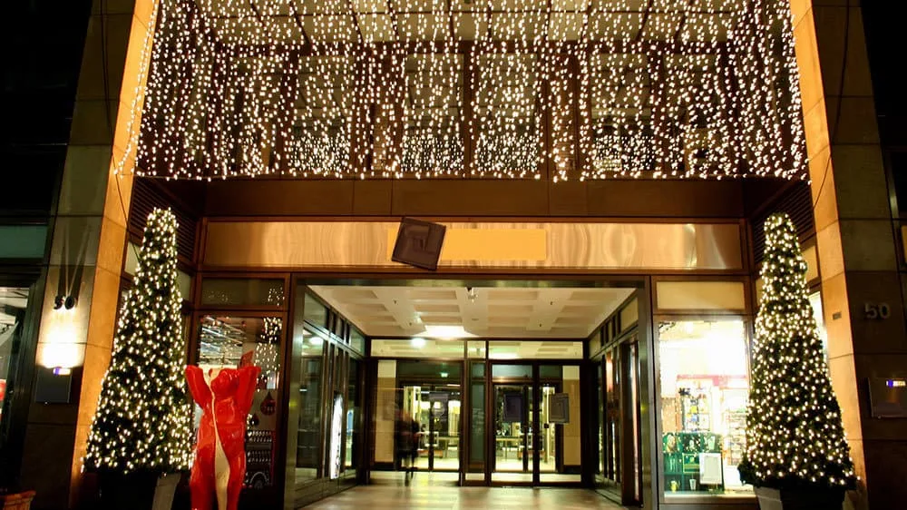 CHRISTMAS LIGHT INSTALLATION FOR RETAILERS CHRISTMAS LIGHT INSTALLATION FOR RETAILERS
